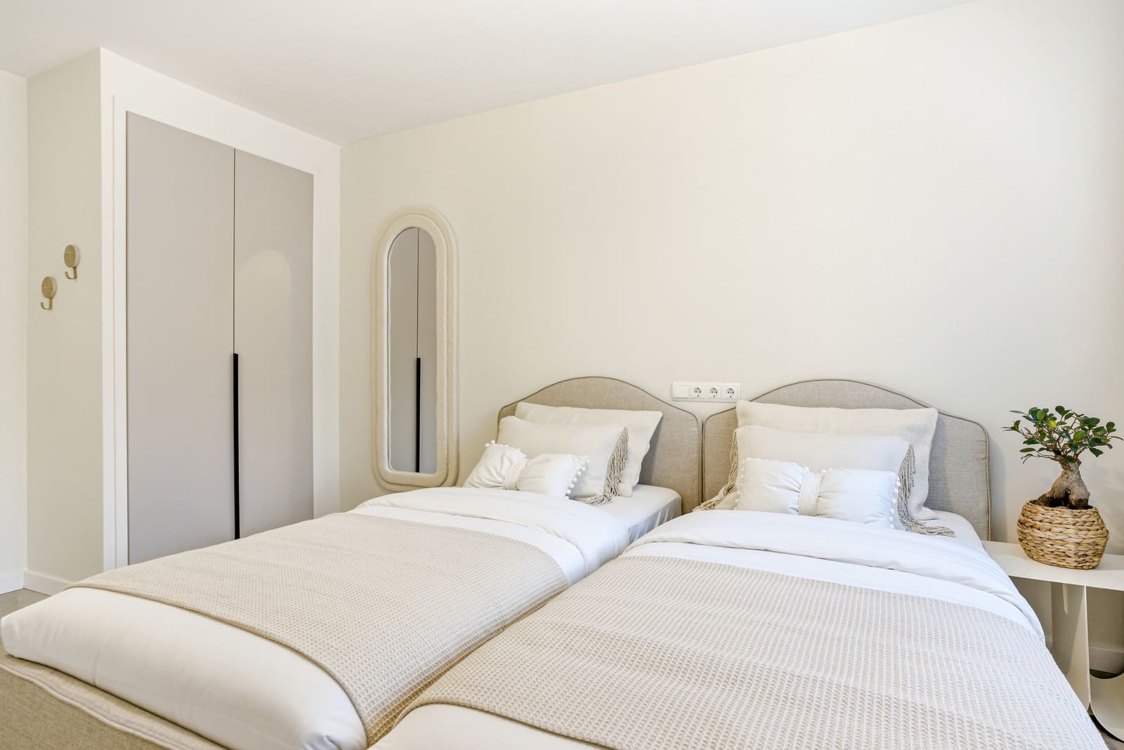 3 bedroom Apartment for sale in La Quinta with pool garage - € 899,000 (Ref: 9730651)