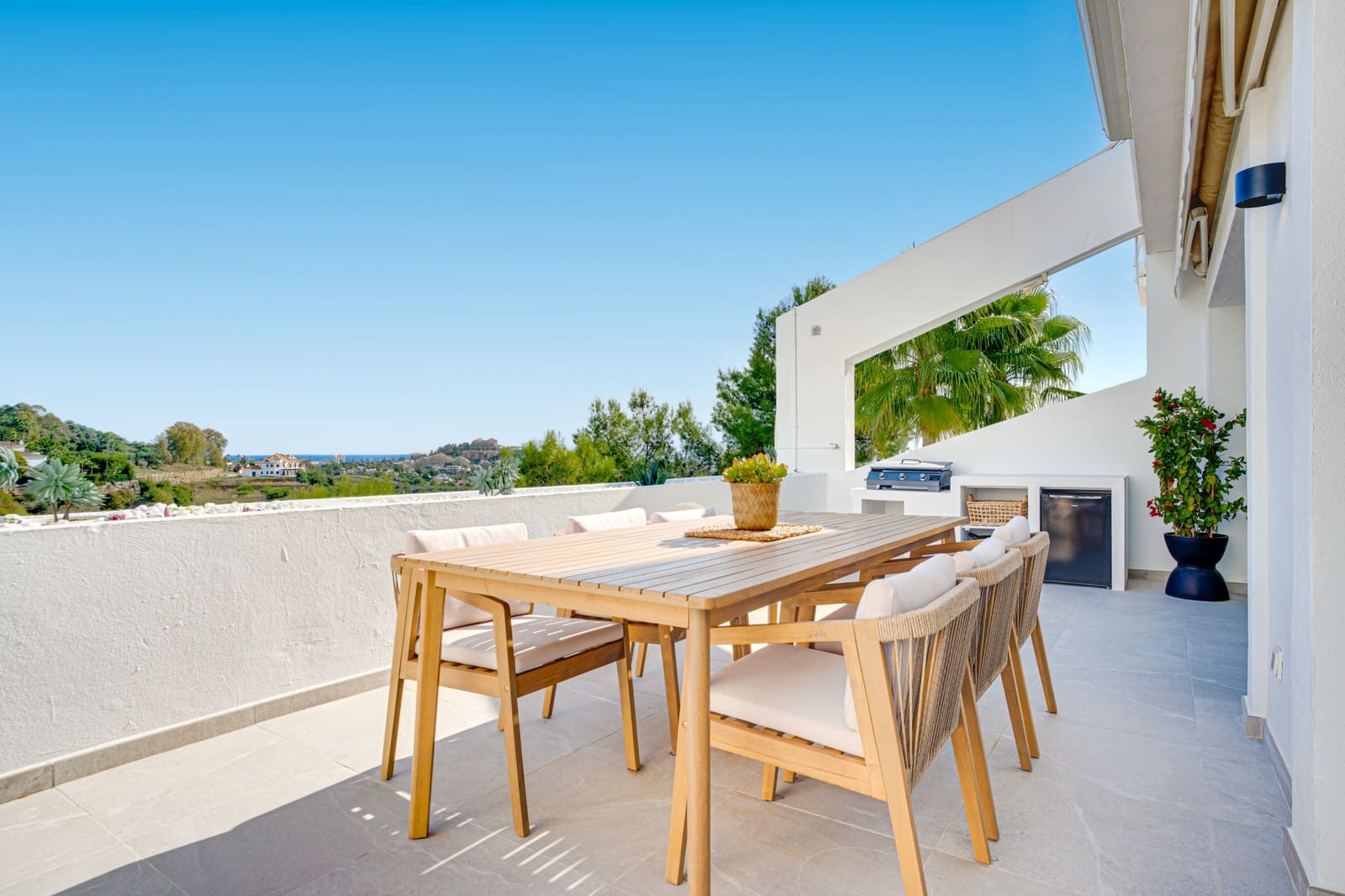 3 bedroom Apartment for sale in La Quinta with pool garage - € 899,000 (Ref: 9730651)