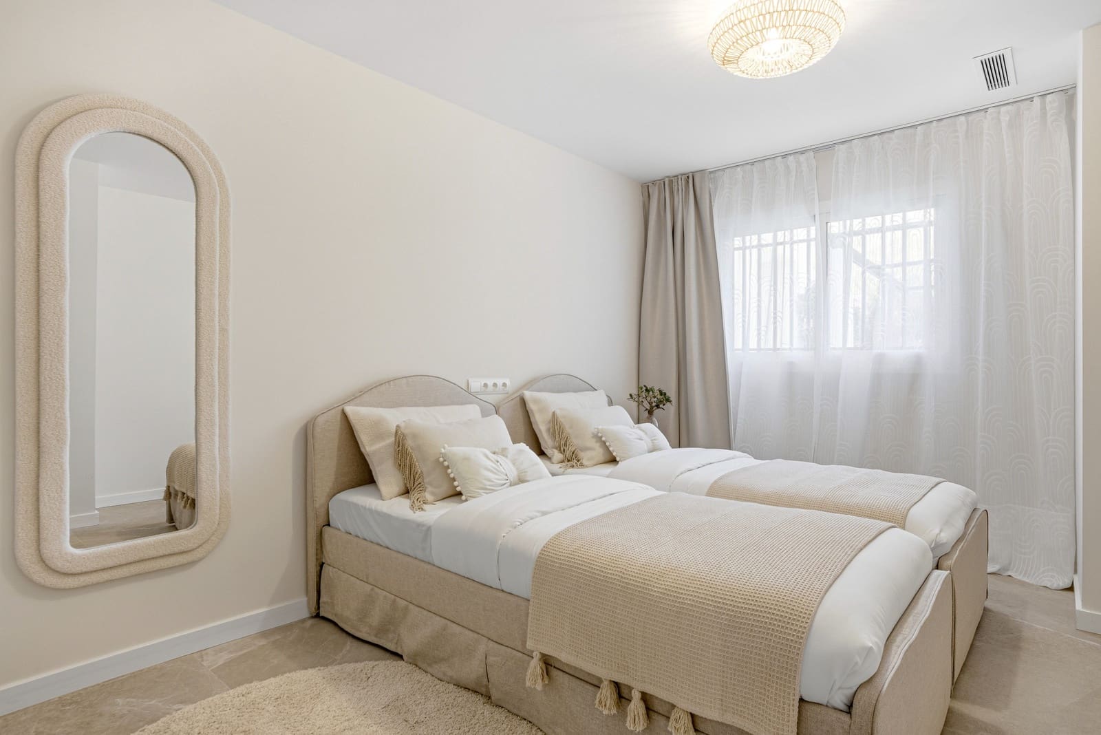 3 bedroom Apartment for sale in La Quinta with pool garage - € 899,000 (Ref: 9730651)