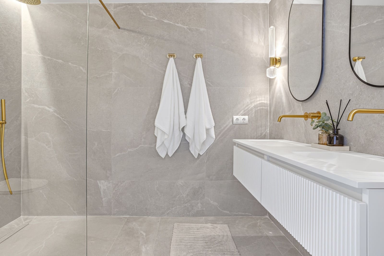 3 bedroom Apartment for sale in La Quinta with pool garage - € 899,000 (Ref: 9730651)