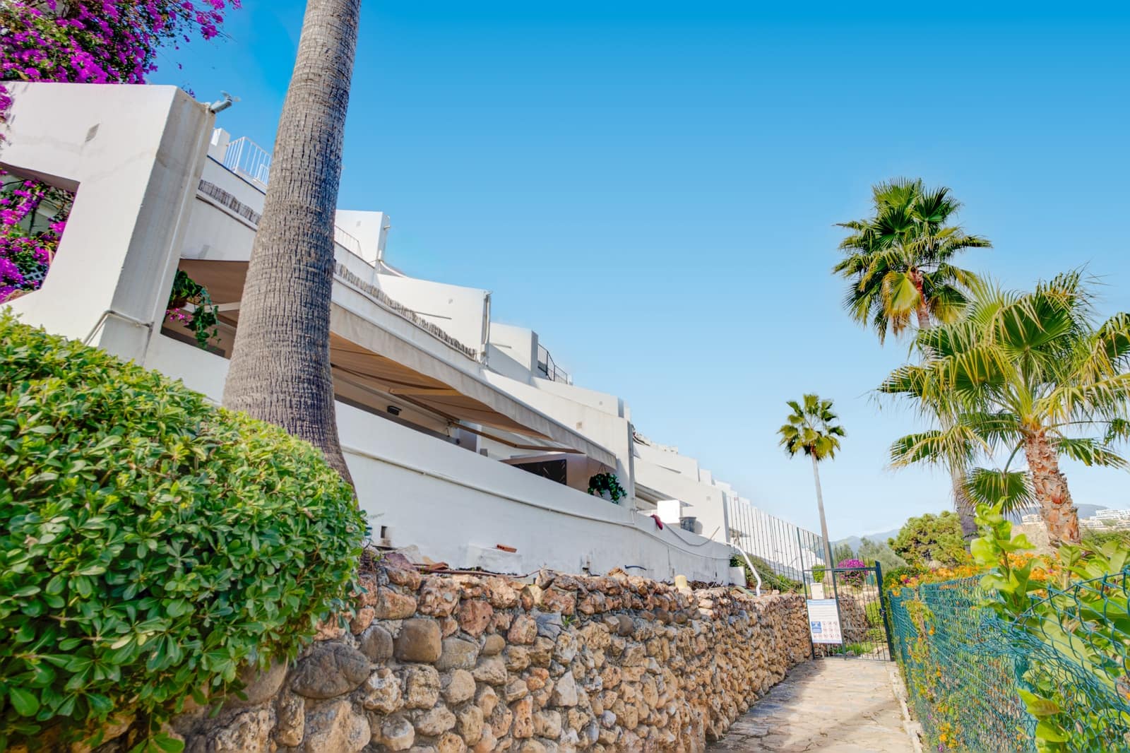 3 bedroom Apartment for sale in La Quinta with pool garage - € 899,000 (Ref: 9730651)