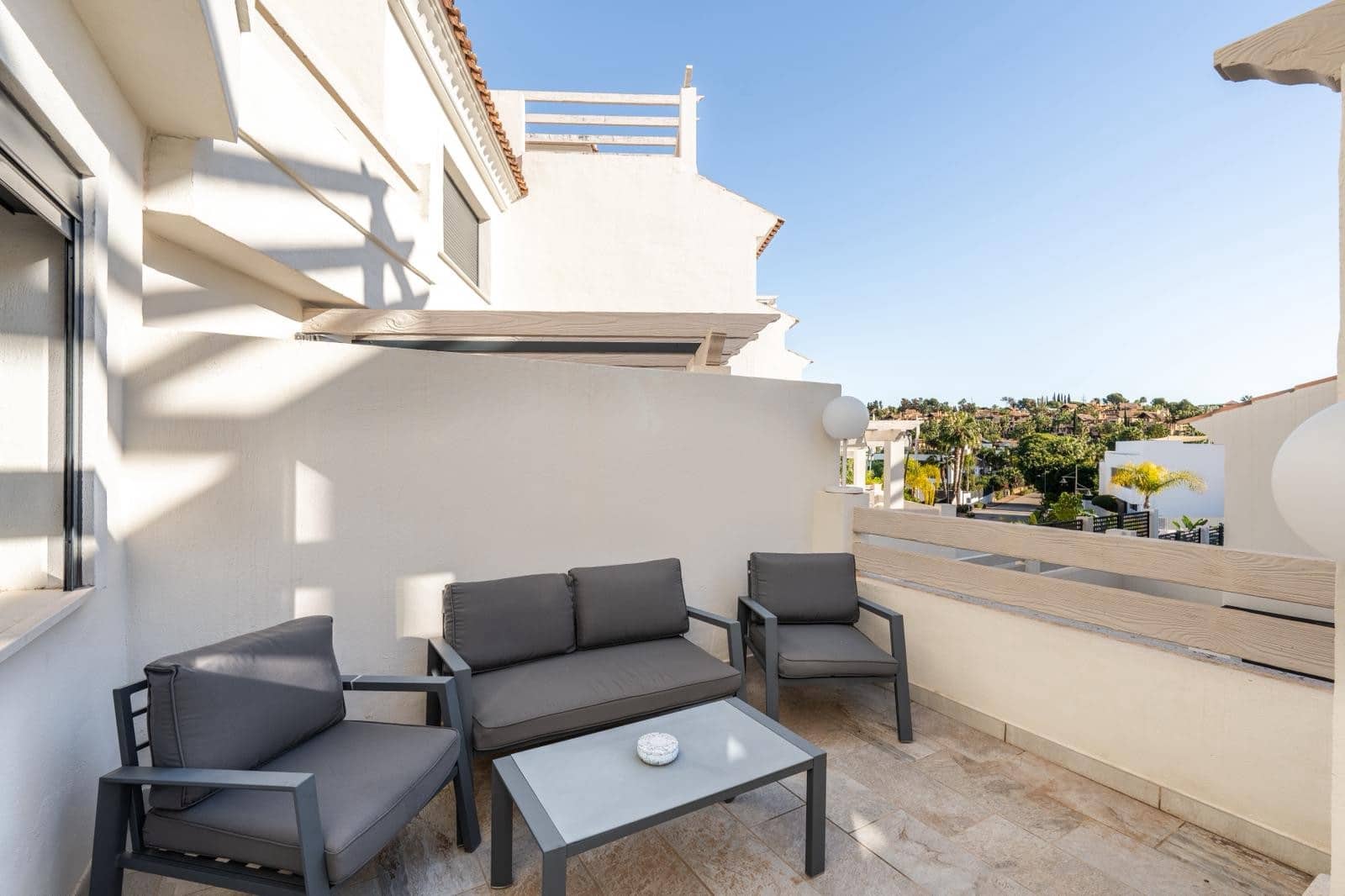 3 makuuhuone Omakotitalo myytävänä paikassa Estepona mukana uima-altaan 
autotalli - 599 000 € (Ref: 9730657)