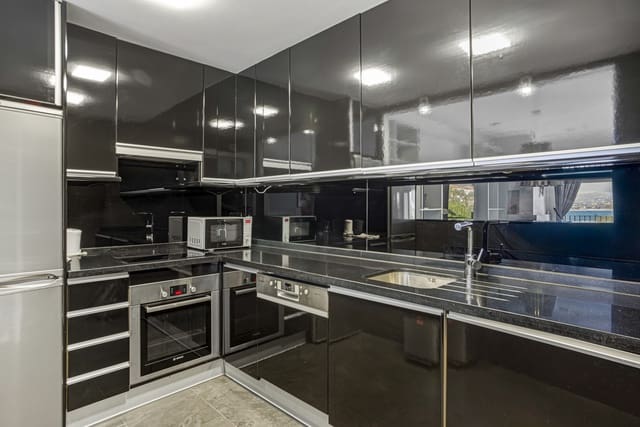 1 bedroom Penthouse for sale in Puerto Banus, Marbella - € 699,000 (Ref: 9730659)