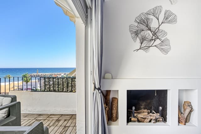 1 bedroom Penthouse for sale in Puerto Banus, Marbella - € 699,000 (Ref: 9730659)