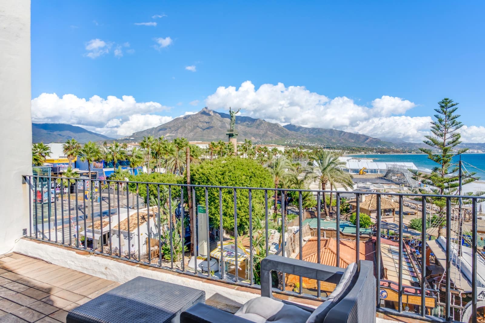1 bedroom Penthouse for sale in Puerto Banus - € 699,000 (Ref: 9730659)