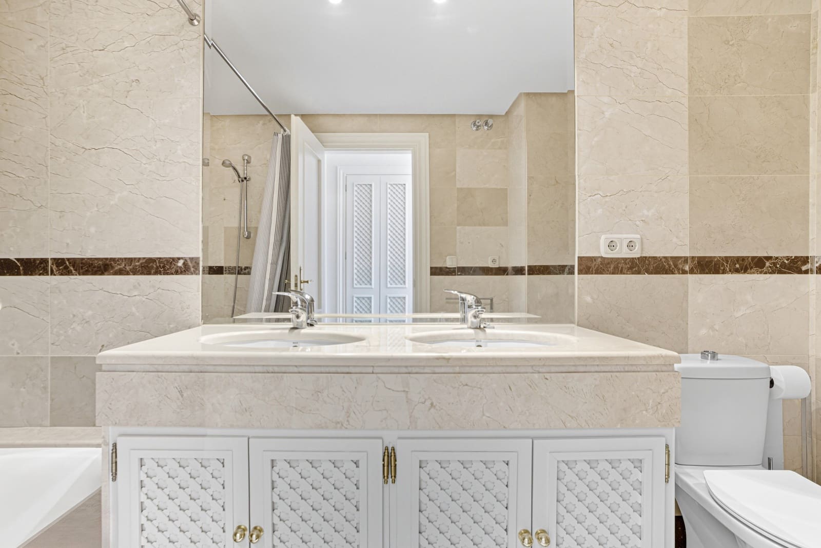 2 sypialnia Apartament na sprzedaż w Marbella z basenem garażem - 565 000 € (Ref: 9730662)