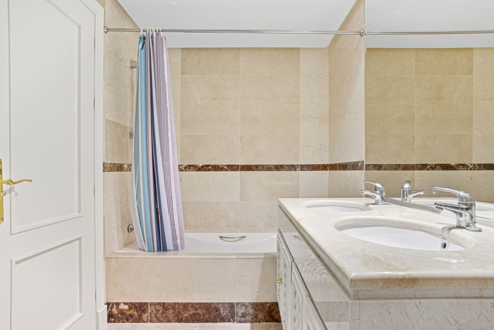 2 sypialnia Apartament na sprzedaż w Marbella z basenem garażem - 565 000 € (Ref: 9730662)