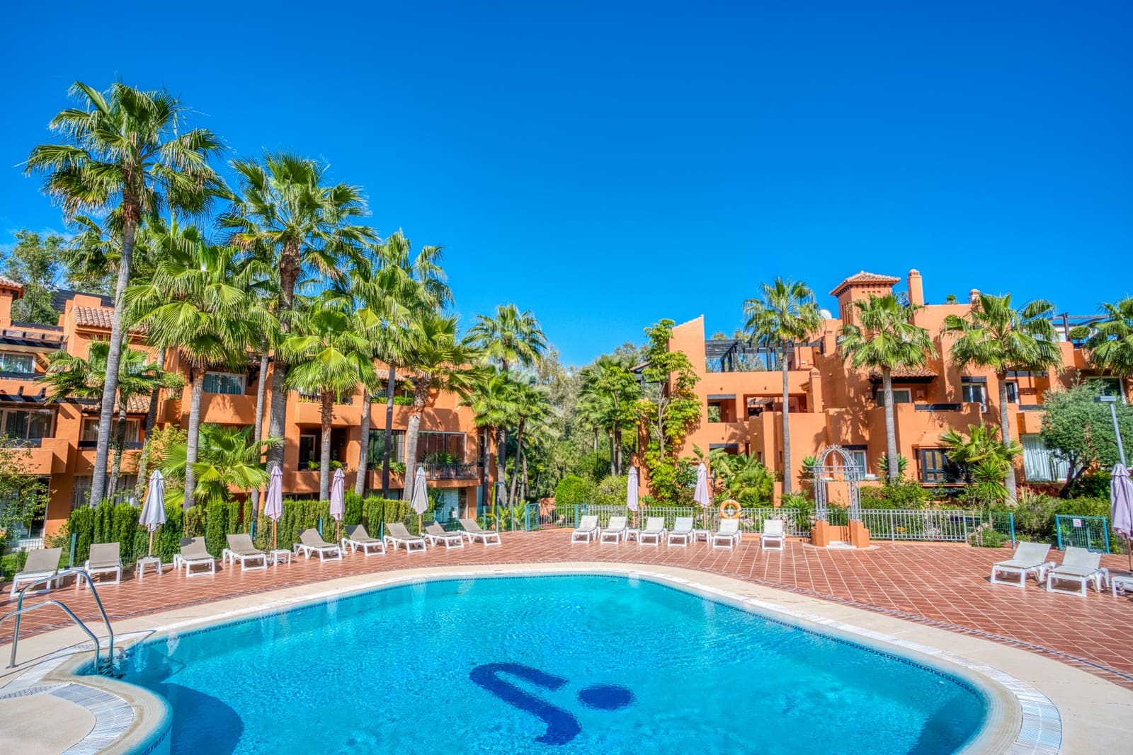 2 sypialnia Apartament na sprzedaż w Marbella z basenem garażem - 565 000 € (Ref: 9730662)