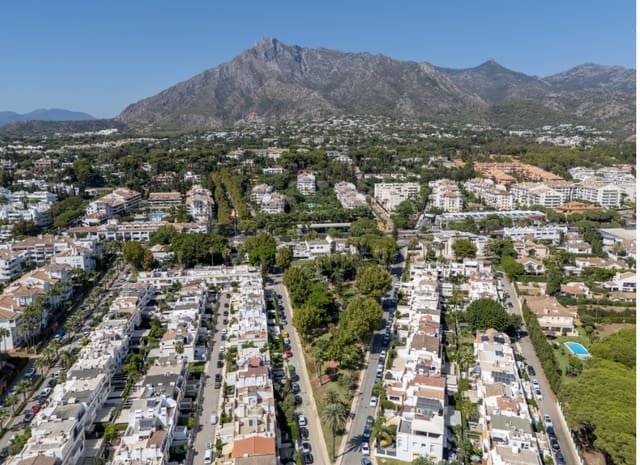 5 soveværelse Byhus til salg i Marbella med swimmingpool garage - € 2.190.000 (Ref: 9730666)