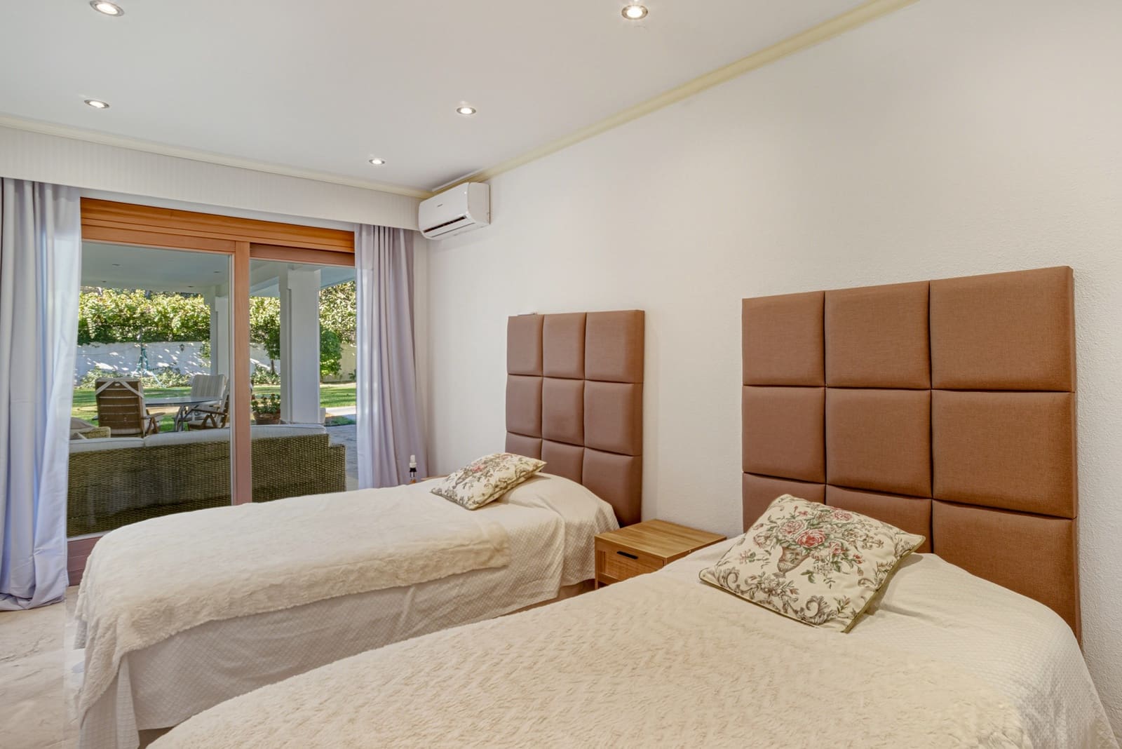 5 bedroom Villa for sale in New Golden Mile with pool garage - € 2,400,000 (Ref: 9730667)