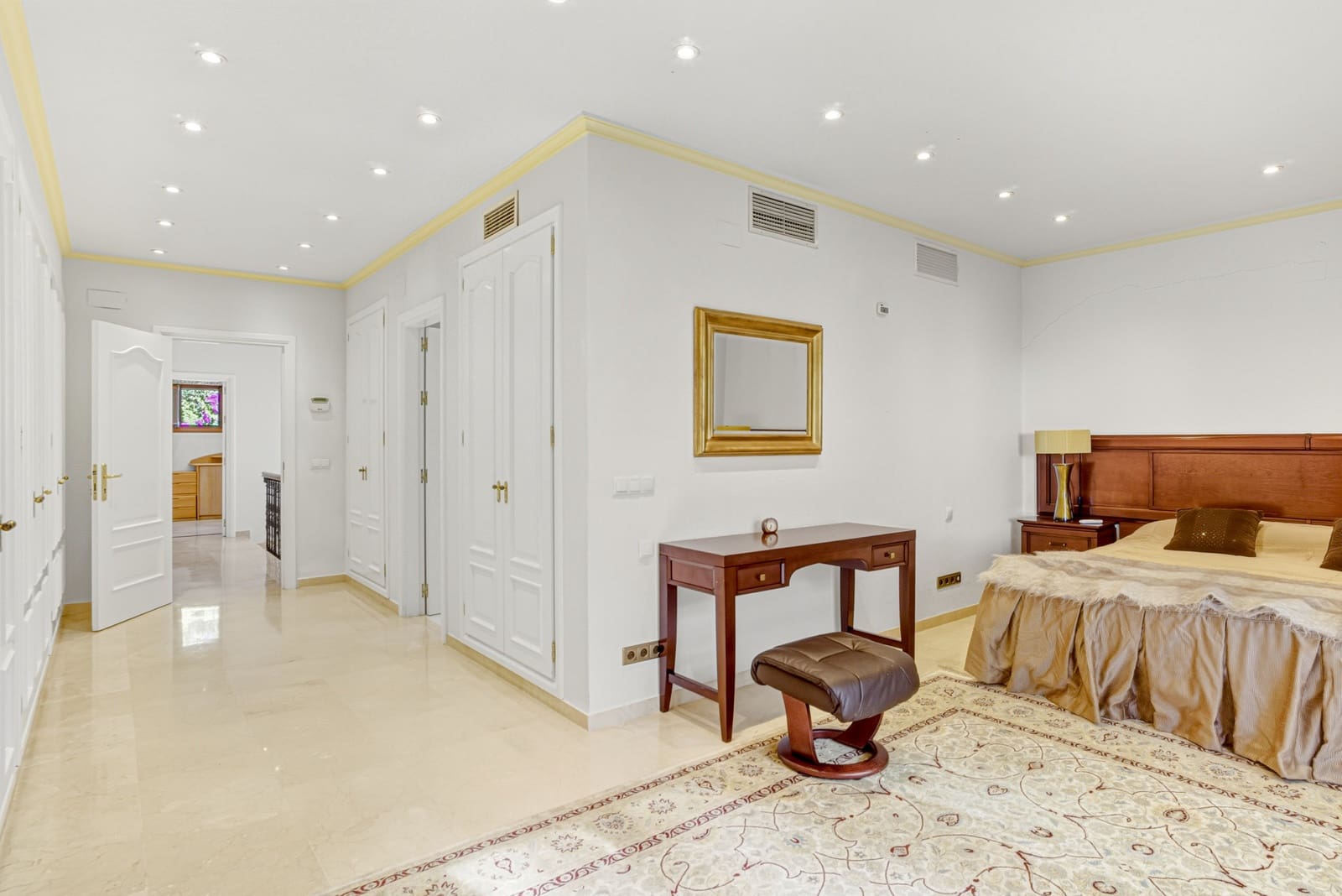 5 bedroom Villa for sale in New Golden Mile with pool garage - € 2,400,000 (Ref: 9730667)