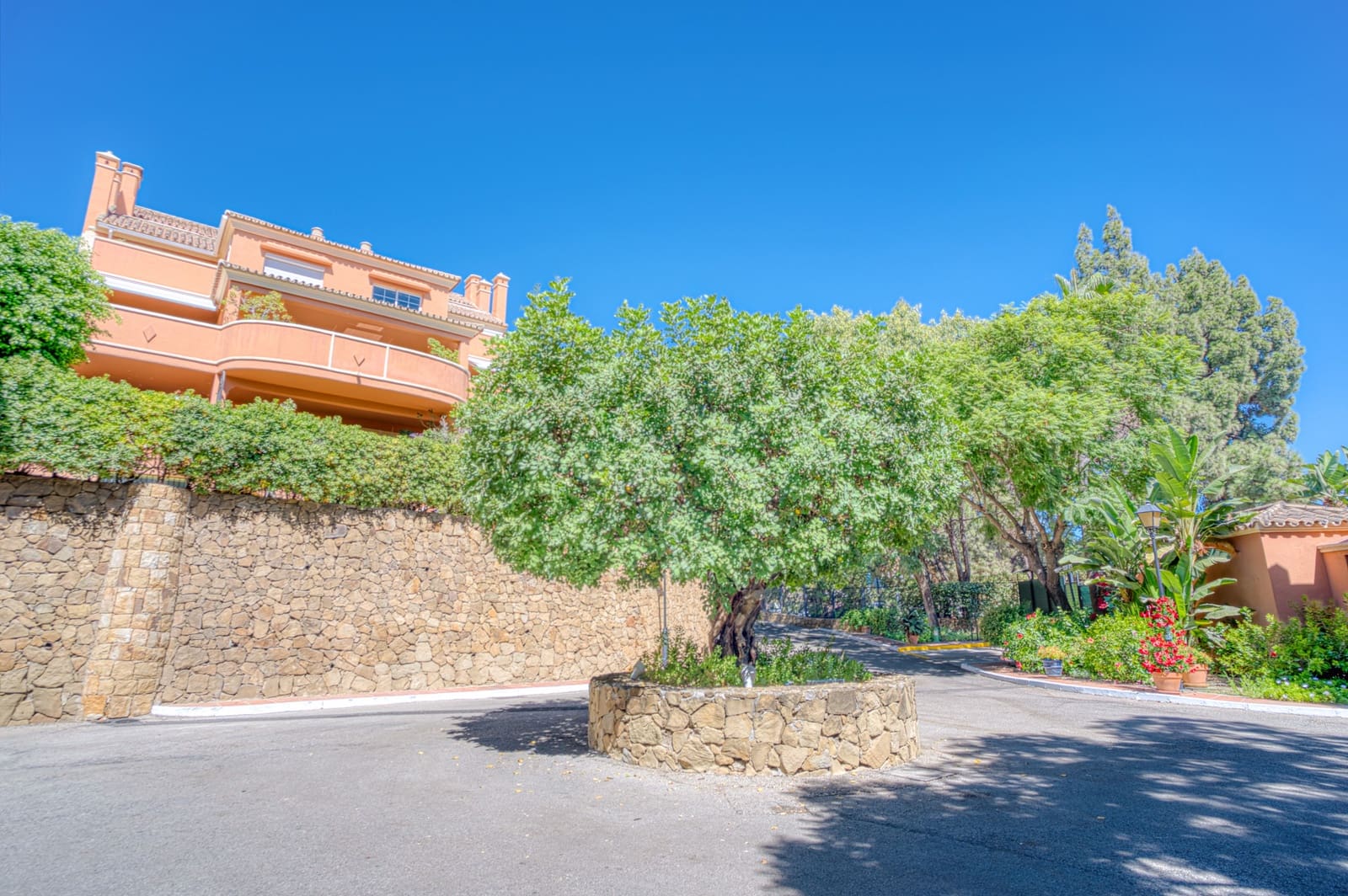 3 bedroom Apartment for sale in Marbella with pool garage - € 1,100,000 (Ref: 9730671)