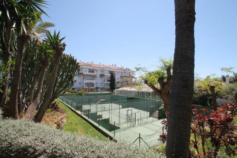 4 bedroom Apartment for sale in Marbella with pool garage - € 995,000 (Ref: 9730674)