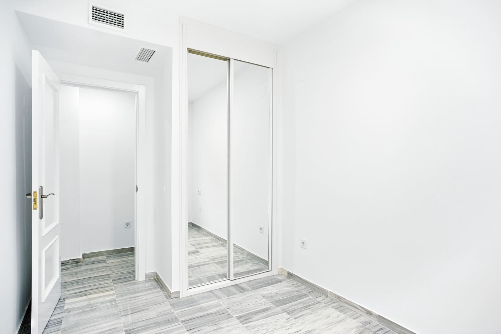 4 bedroom Apartment for sale in Marbella with pool garage - € 995,000 (Ref: 9730674)