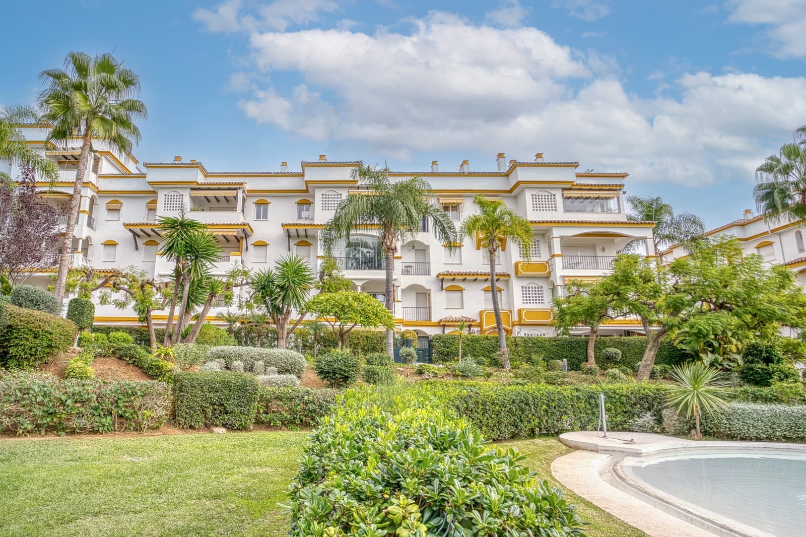 4 bedroom Apartment for sale in Marbella with pool garage - € 995,000 (Ref: 9730674)