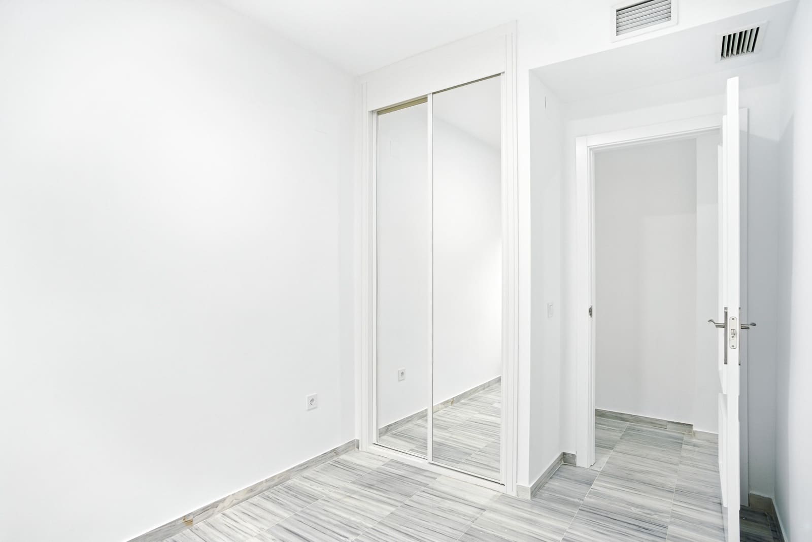 4 bedroom Apartment for sale in Marbella with pool garage - € 995,000 (Ref: 9730674)