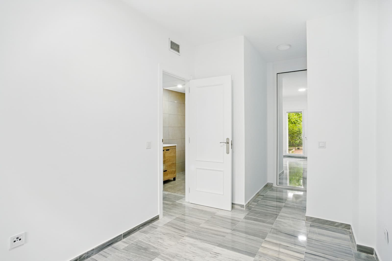 4 bedroom Apartment for sale in Marbella with pool garage - € 995,000 (Ref: 9730674)