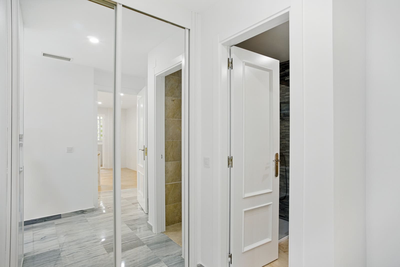 4 bedroom Apartment for sale in Marbella with pool garage - € 995,000 (Ref: 9730674)