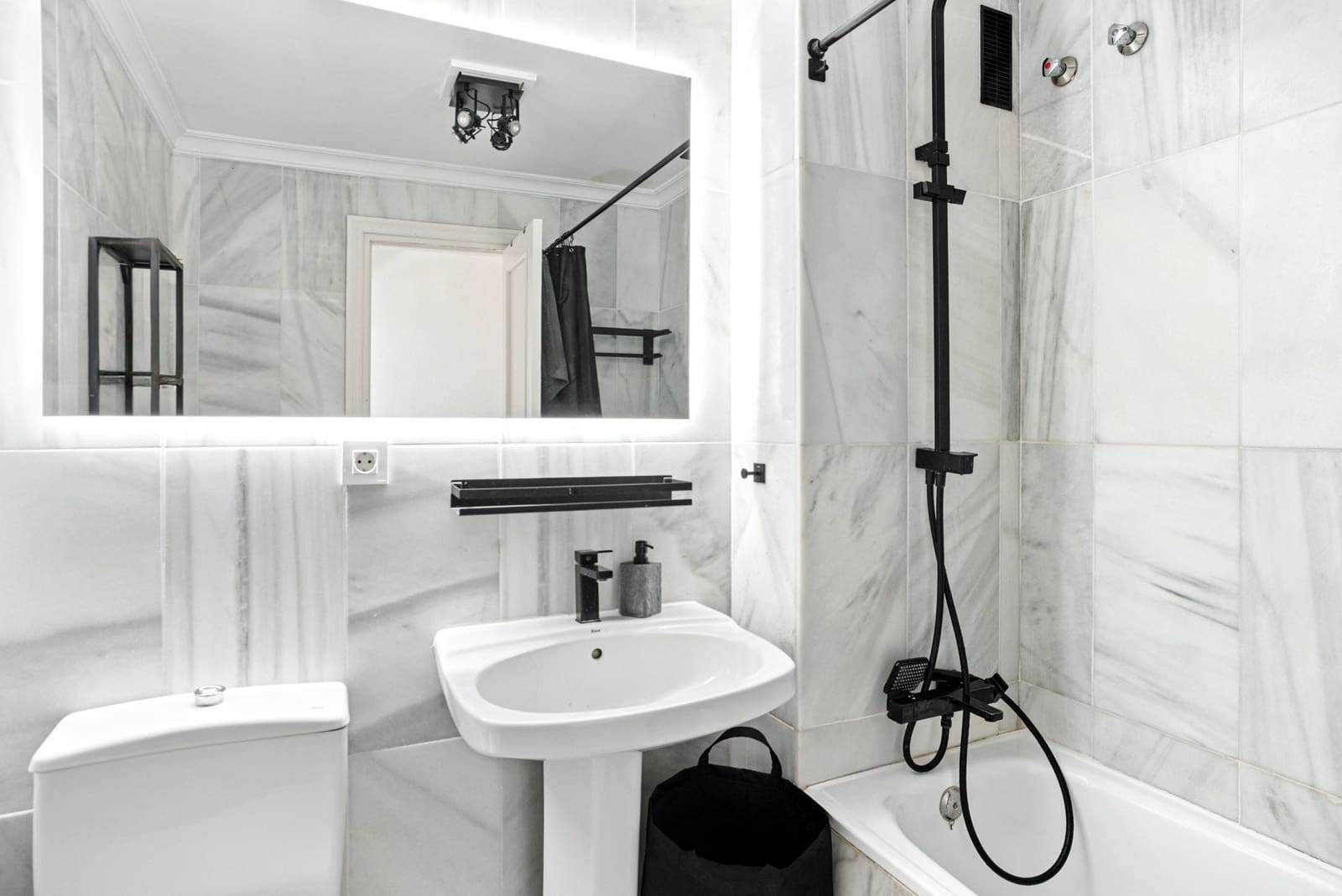 2 sypialnia Penthouse na sprzedaż w Marbella z basenem garażem - 515 000 € (Ref: 9737281)