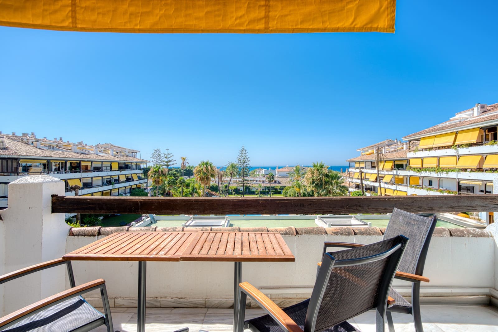 2 sypialnia Penthouse na sprzedaż w Marbella z basenem garażem - 515 000 € (Ref: 9737281)