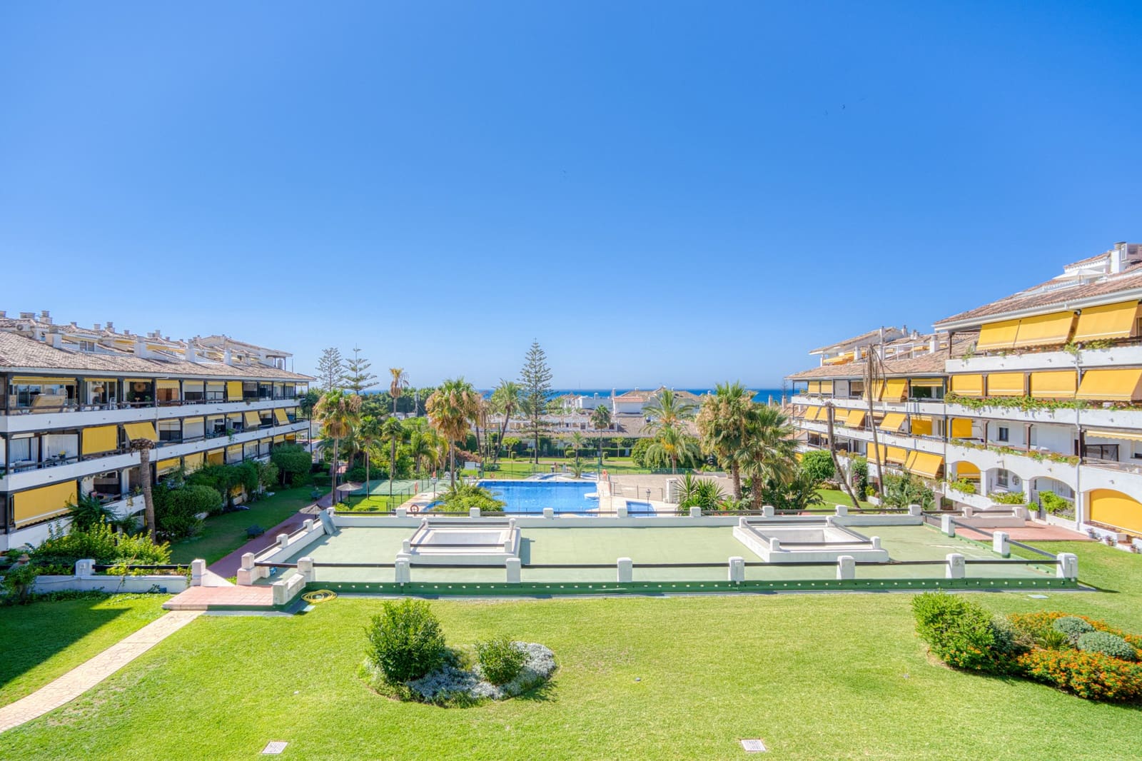 2 sypialnia Penthouse na sprzedaż w Marbella z basenem garażem - 515 000 € (Ref: 9737281)