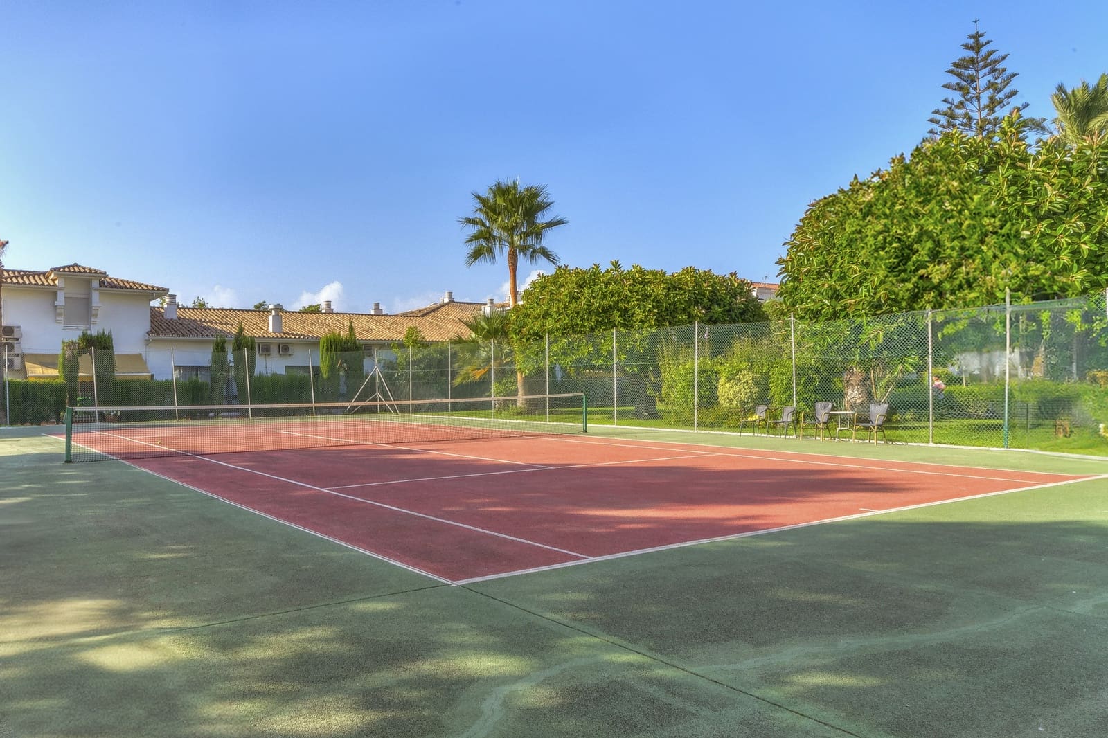 2 sypialnia Penthouse na sprzedaż w Marbella z basenem garażem - 515 000 € (Ref: 9737281)