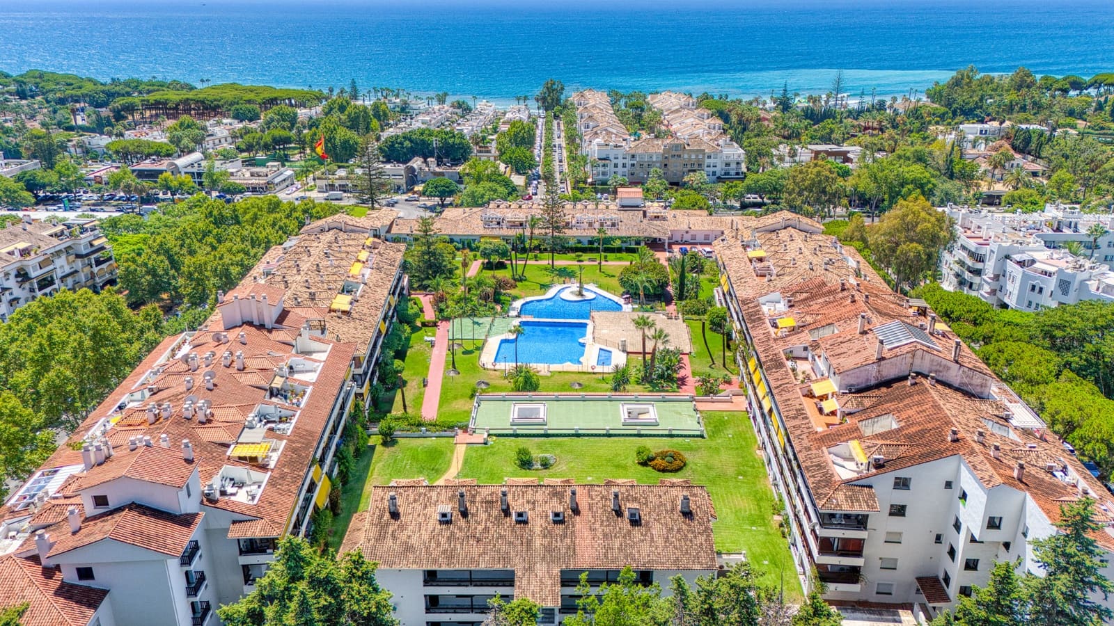 2 sypialnia Penthouse na sprzedaż w Marbella z basenem garażem - 515 000 € (Ref: 9737281)