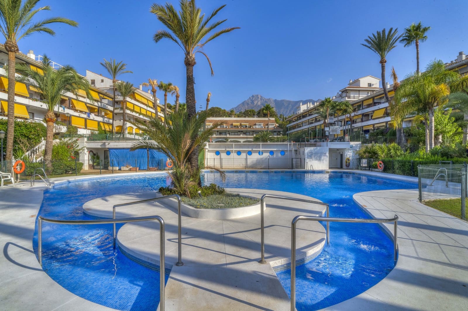 2 bedroom Penthouse for sale in Marbella with pool garage - € 485,000 (Ref: 9737281)