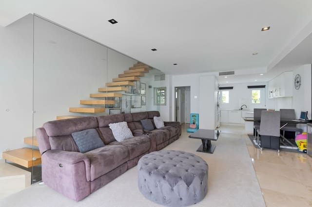 4 soverom Hus til salgs i Mijas Costa, Mijas med svømmebasseng garasje - € 860 000 (Ref: 9756687)