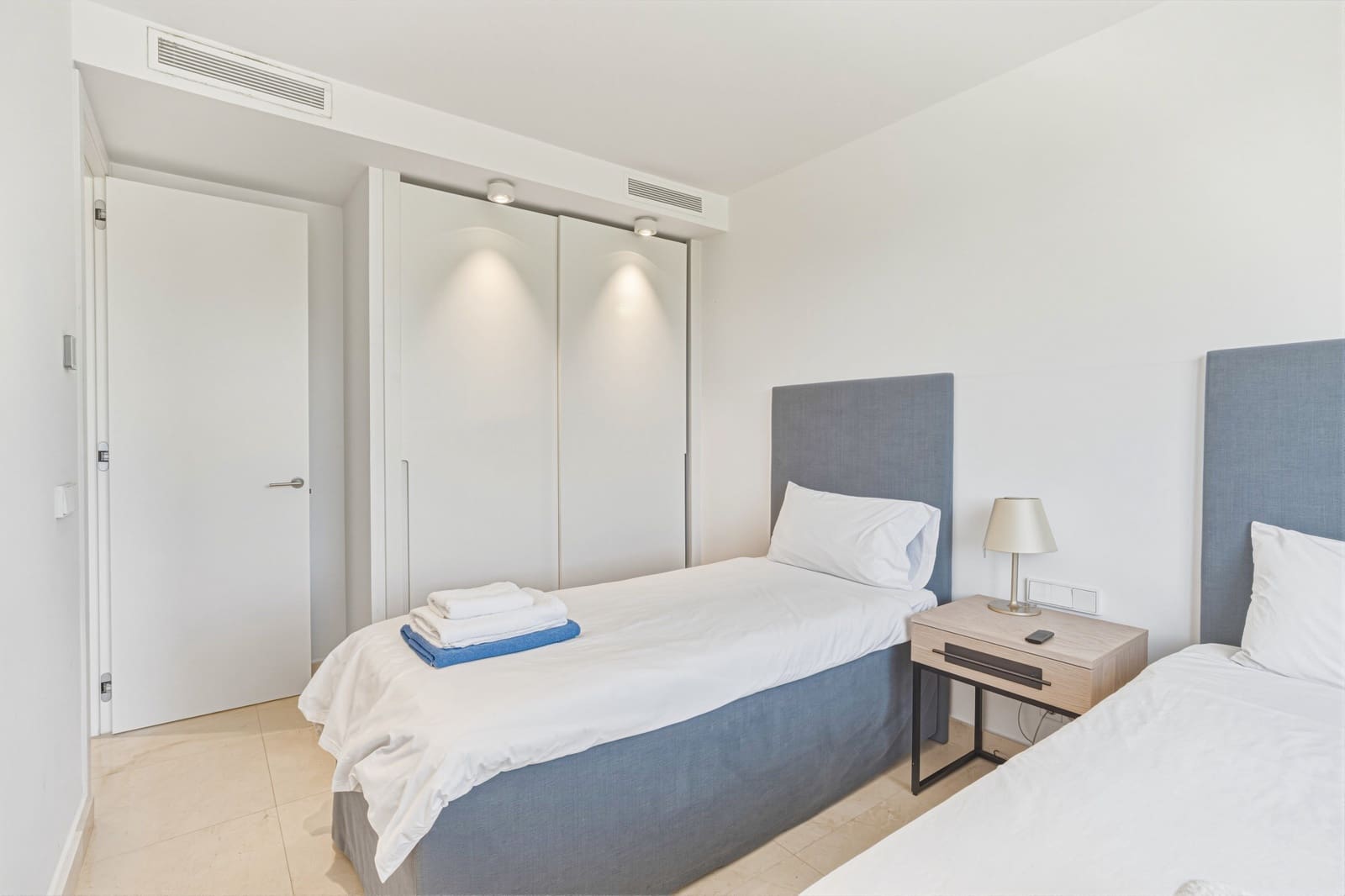 4 makuuhuone Omakotitalo myytävänä paikassa La Cala de Mijas mukana uima-altaan 
autotalli - 1 295 000 € (Ref: 9803801)