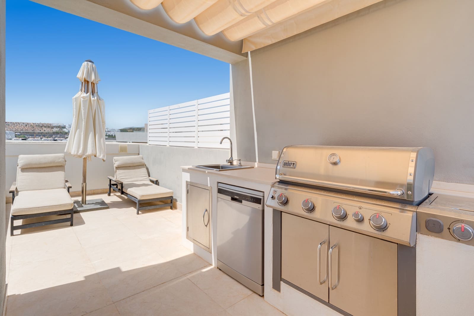 4 makuuhuone Omakotitalo myytävänä paikassa La Cala de Mijas mukana uima-altaan 
autotalli - 1 295 000 € (Ref: 9803801)