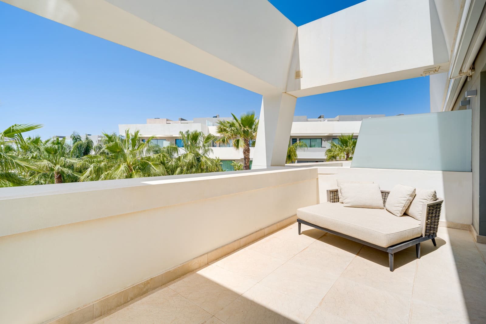 4 makuuhuone Omakotitalo myytävänä paikassa La Cala de Mijas mukana uima-altaan 
autotalli - 1 295 000 € (Ref: 9803801)