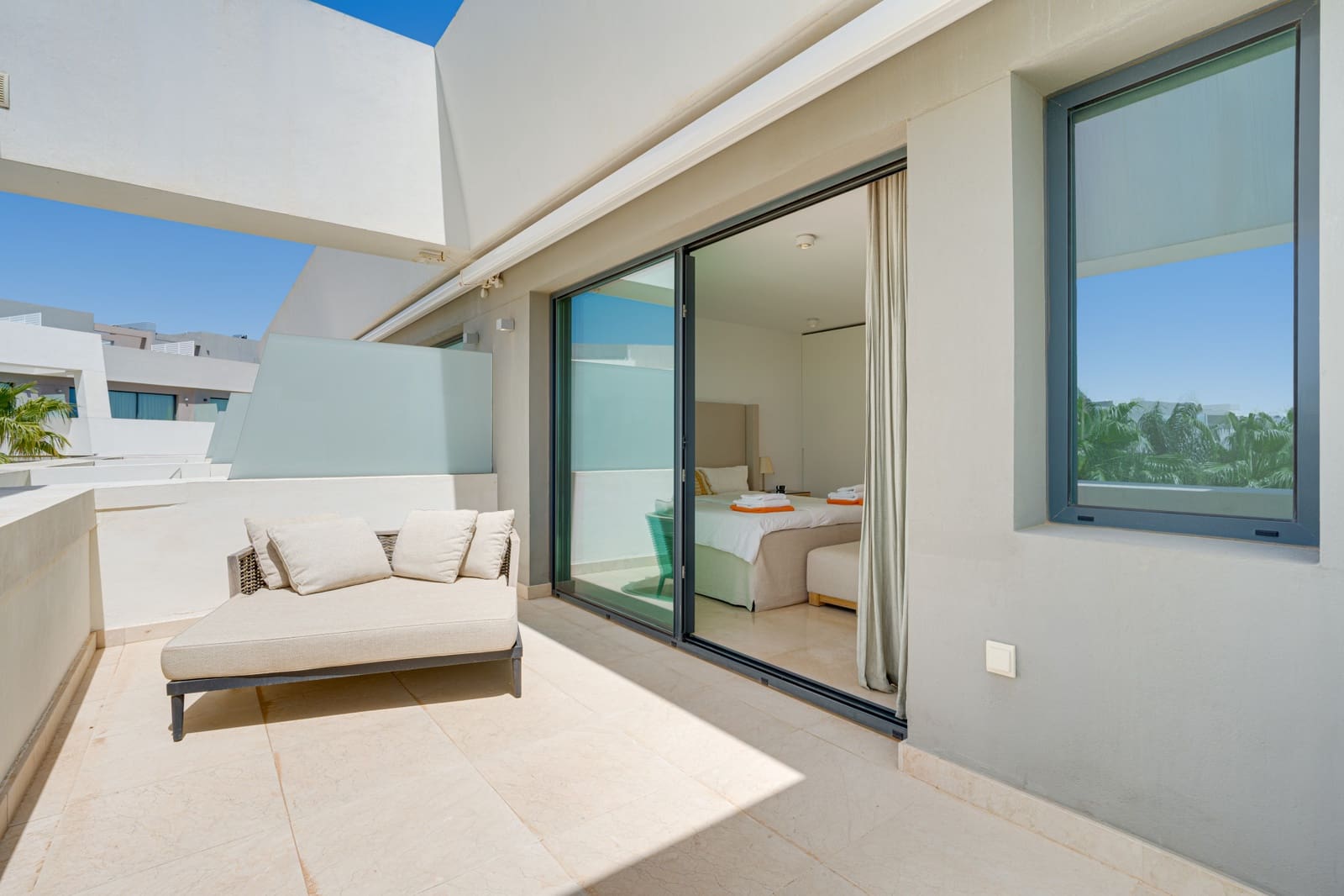 4 makuuhuone Omakotitalo myytävänä paikassa La Cala de Mijas mukana uima-altaan 
autotalli - 1 295 000 € (Ref: 9803801)