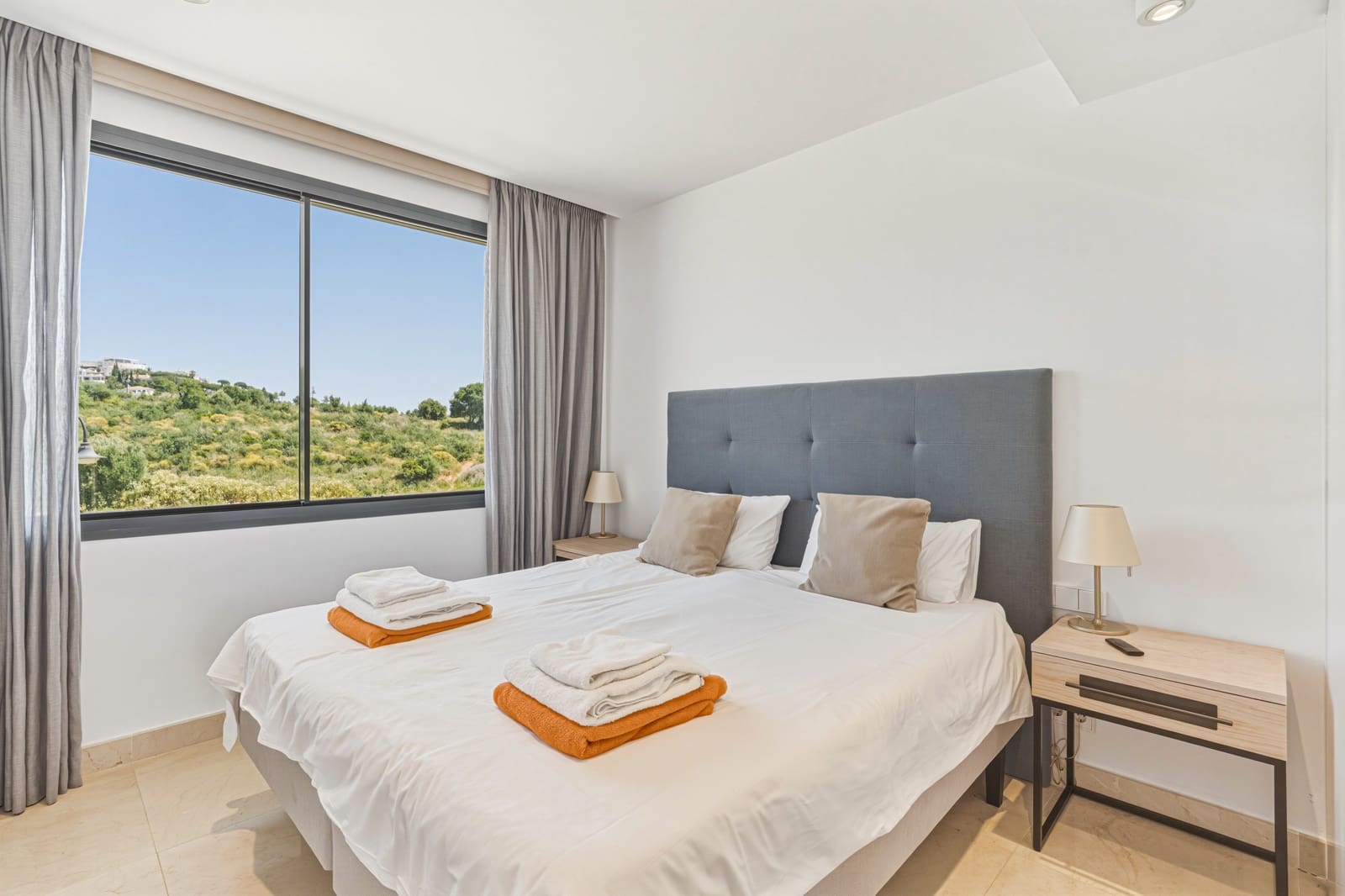 4 makuuhuone Omakotitalo myytävänä paikassa La Cala de Mijas mukana uima-altaan 
autotalli - 1 295 000 € (Ref: 9803801)