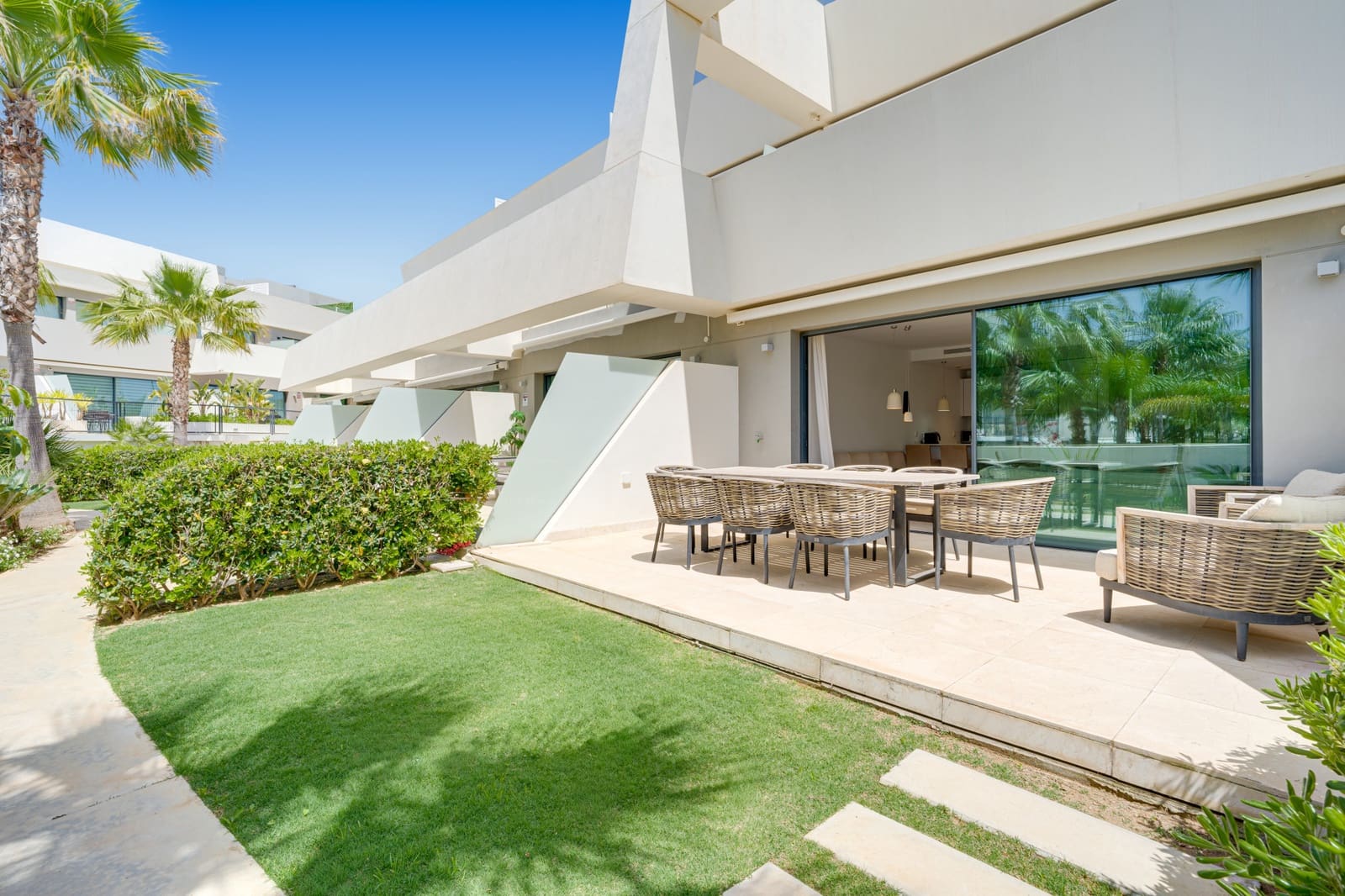 4 makuuhuone Omakotitalo myytävänä paikassa La Cala de Mijas mukana uima-altaan 
autotalli - 1 295 000 € (Ref: 9803801)