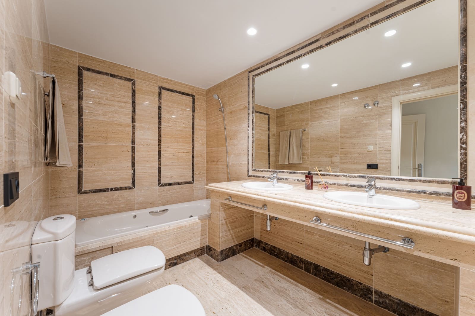 3 bedroom Apartment for sale in Marbella with pool garage - € 1,195,000 (Ref: 9819614)