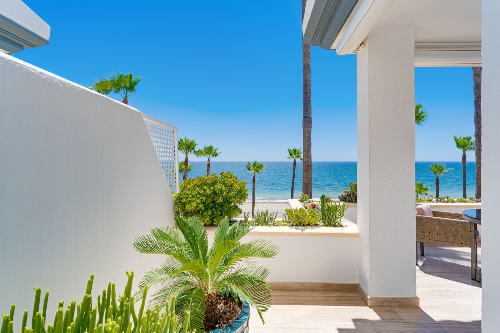 2 slaapkamer Appartement te koop in Estepona met zwembad - € 1.750.000 (Ref: 9872694)