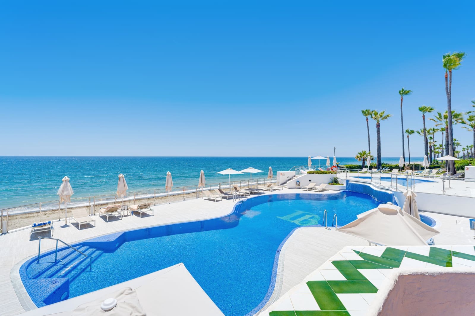2 slaapkamer Appartement te koop in Estepona met zwembad - € 1.750.000 (Ref: 9872694)