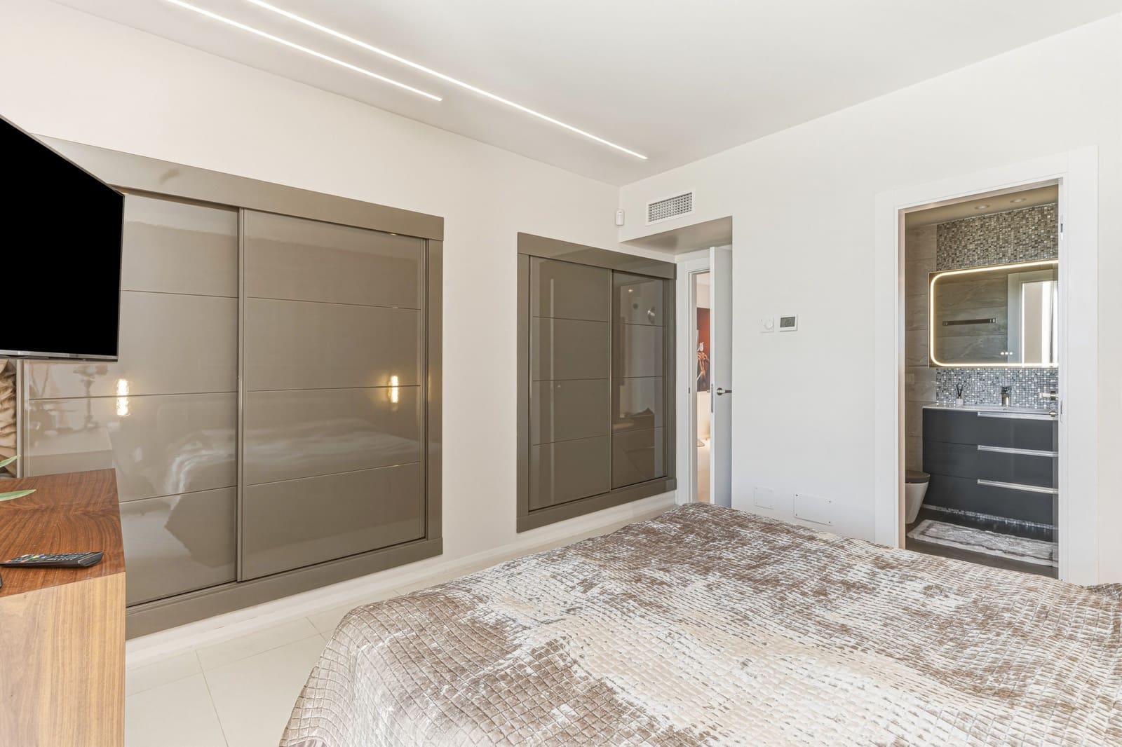 2 slaapkamer Appartement te koop in Estepona met zwembad - € 1.750.000 (Ref: 9872694)