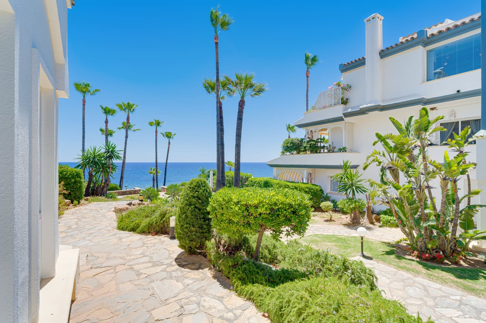2 slaapkamer Appartement te koop in Estepona met zwembad - € 1.750.000 (Ref: 9872694)