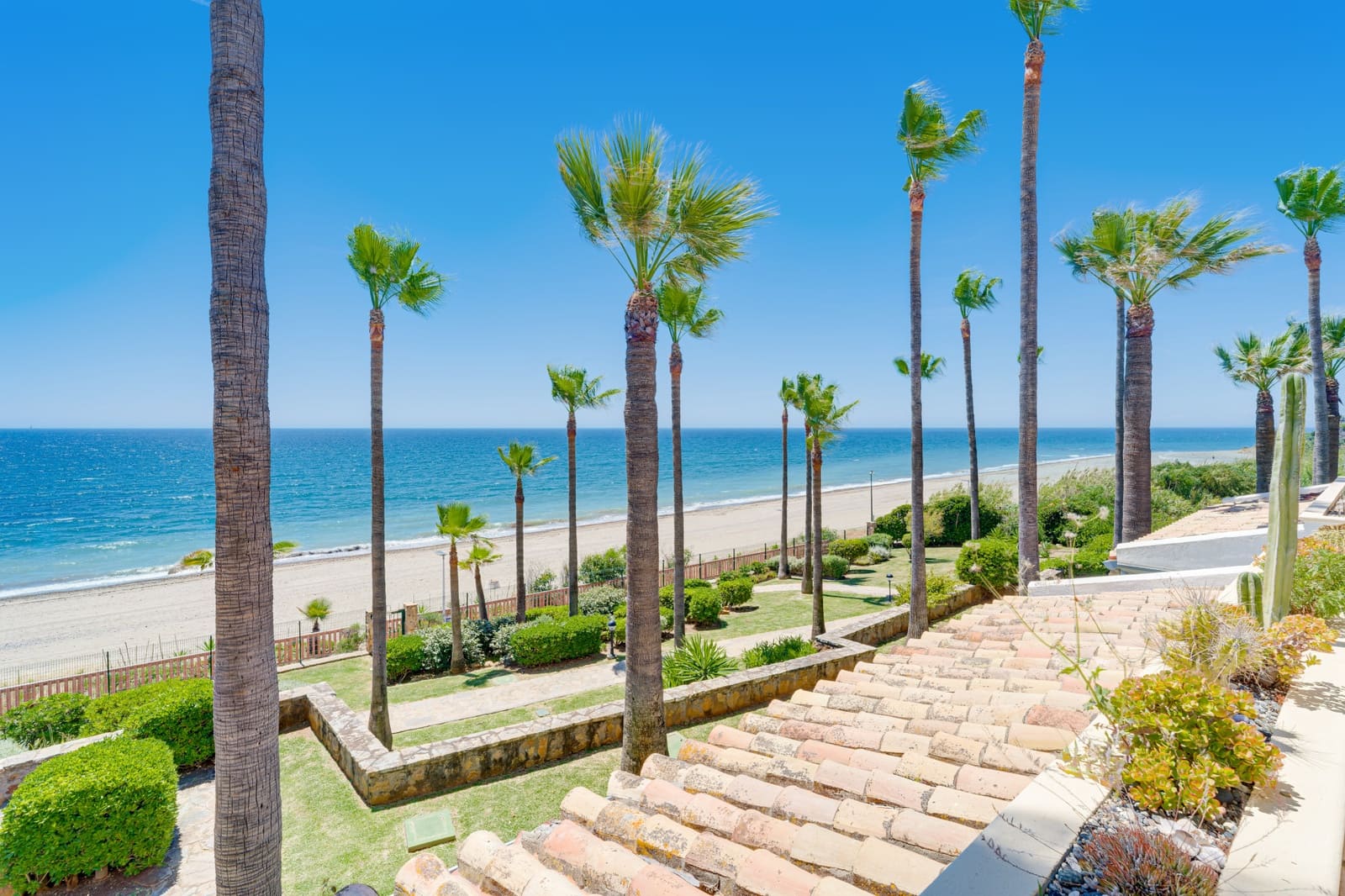 2 slaapkamer Appartement te koop in Estepona met zwembad - € 1.750.000 (Ref: 9872694)