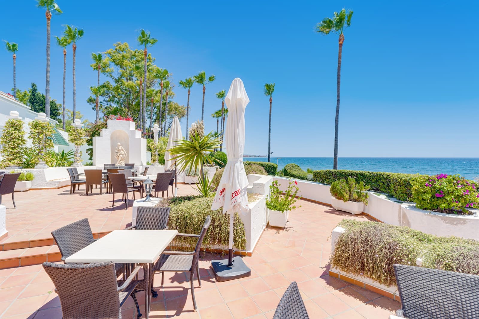 2 slaapkamer Appartement te koop in Estepona met zwembad - € 1.750.000 (Ref: 9872694)