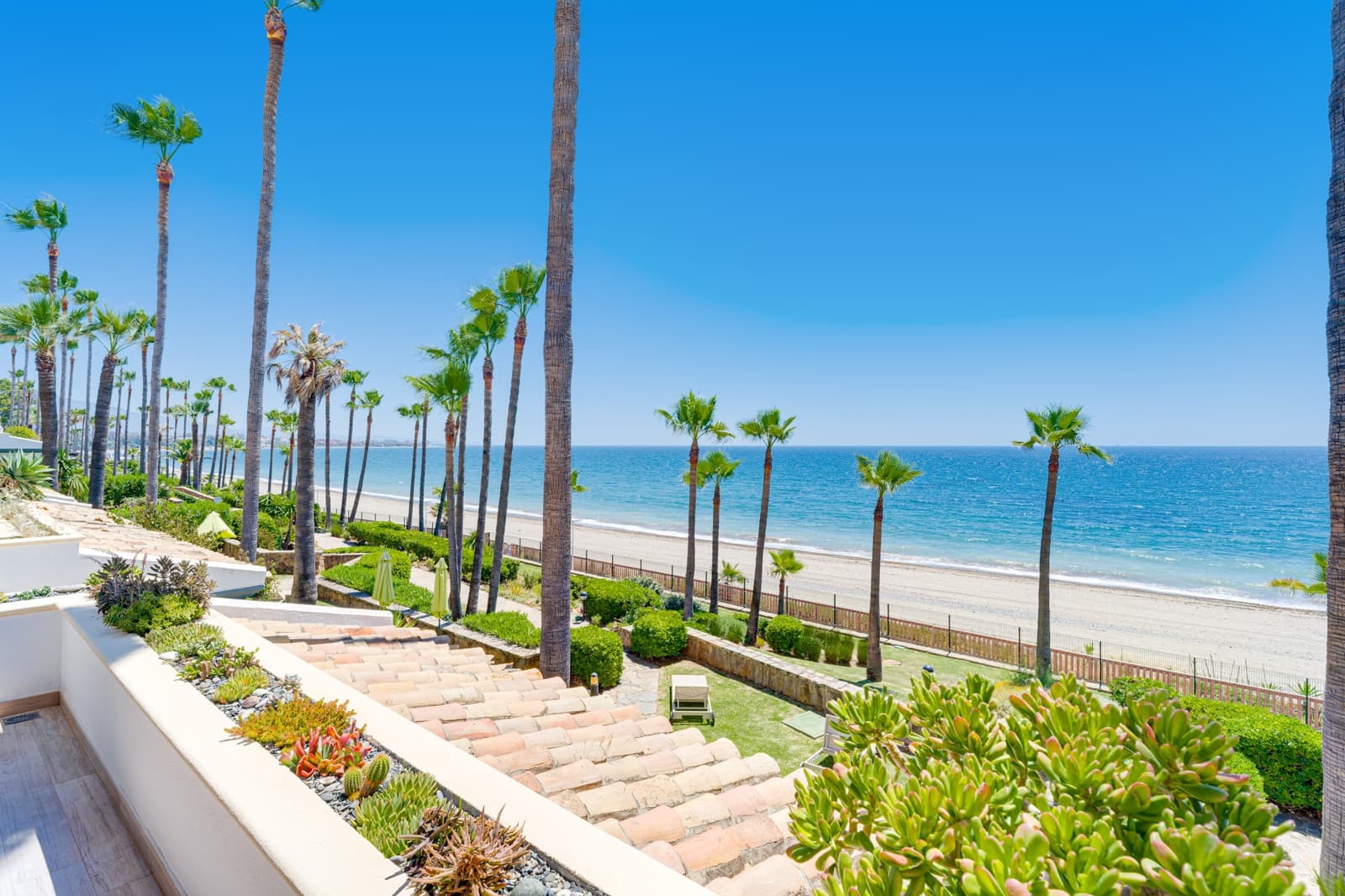 2 slaapkamer Appartement te koop in Estepona met zwembad - € 1.750.000 (Ref: 9872694)