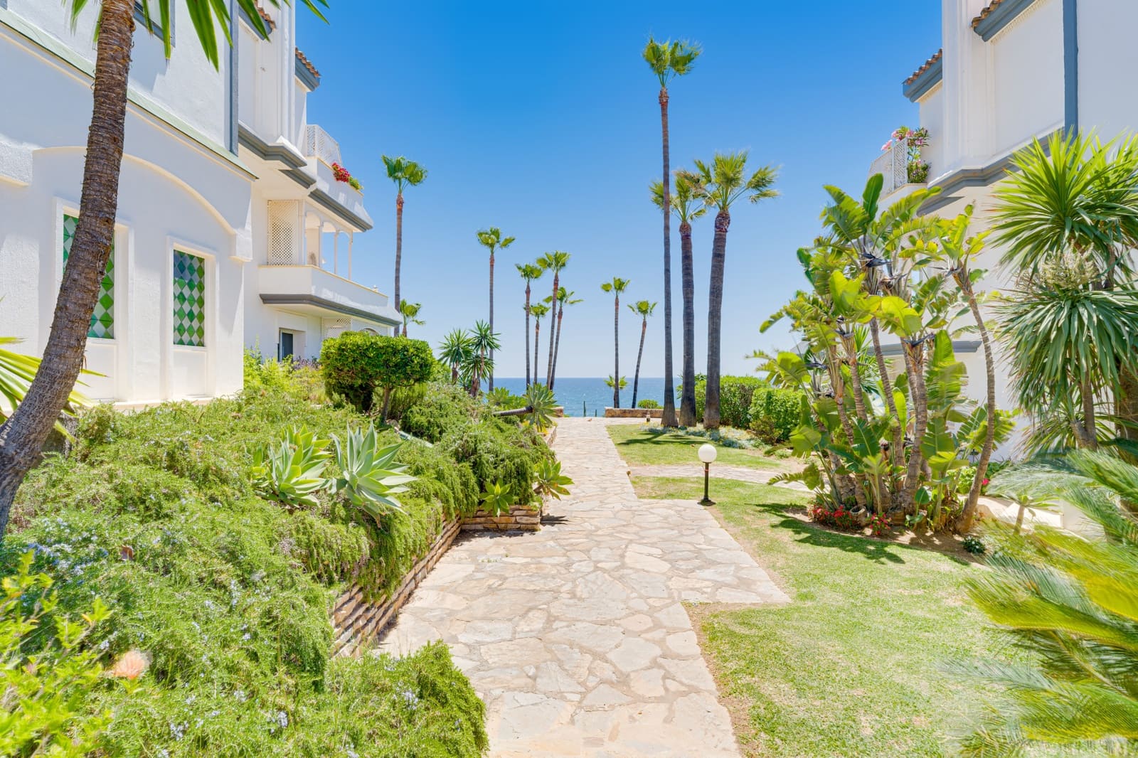 2 slaapkamer Appartement te koop in Estepona met zwembad - € 1.750.000 (Ref: 9872694)