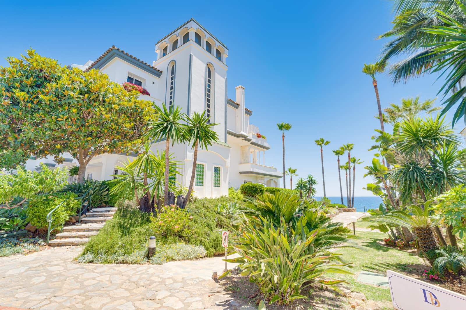 2 slaapkamer Appartement te koop in Estepona met zwembad - € 1.750.000 (Ref: 9872694)