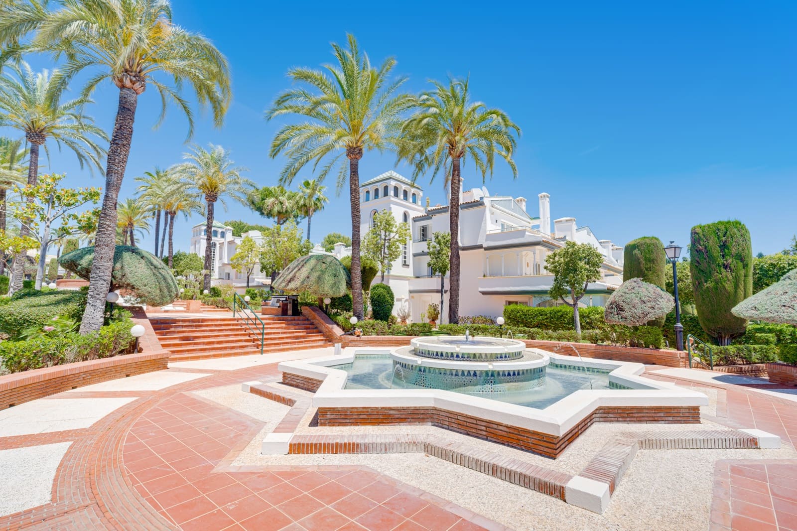 2 slaapkamer Appartement te koop in Estepona met zwembad - € 1.750.000 (Ref: 9872694)