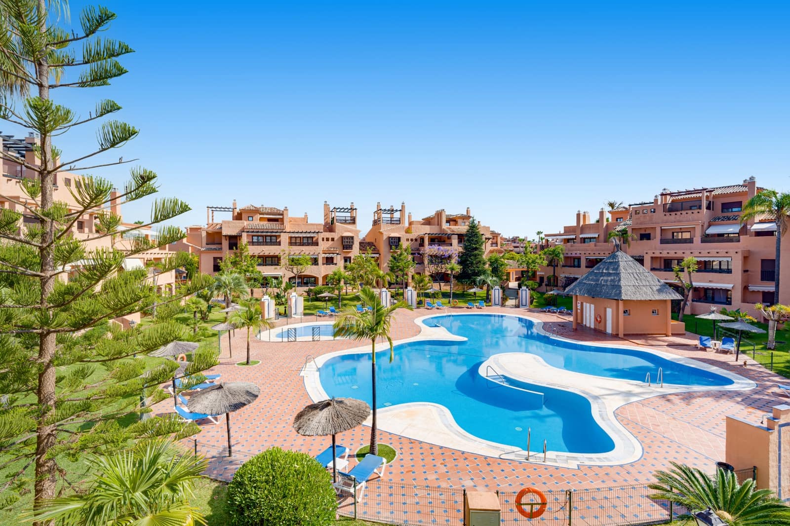 4 sovrum Takvåning till salu i Estepona med pool garage - 893 000 € (Ref: 9895144)