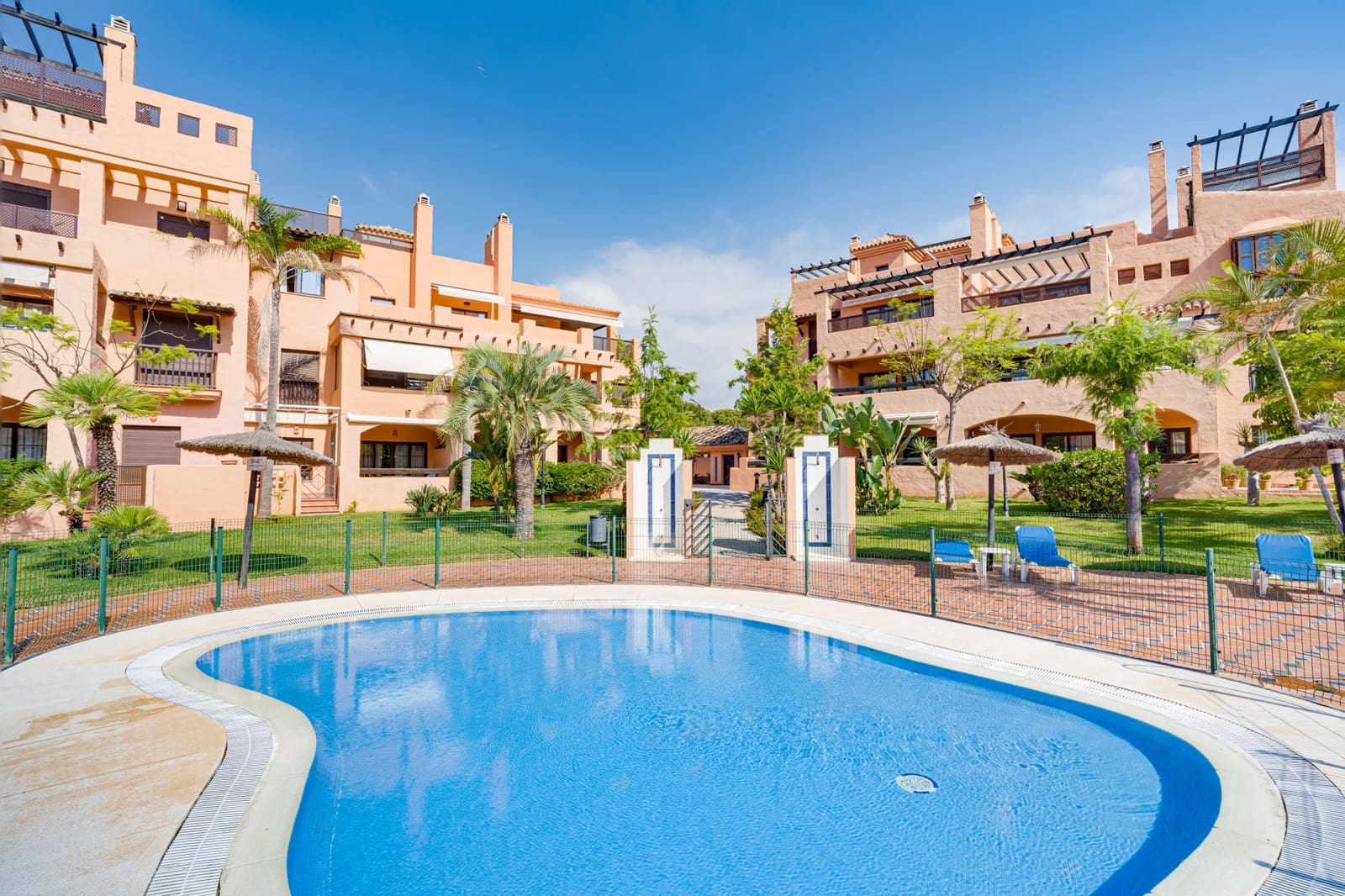 4 sovrum Takvåning till salu i Estepona med pool garage - 893 000 € (Ref: 9895144)