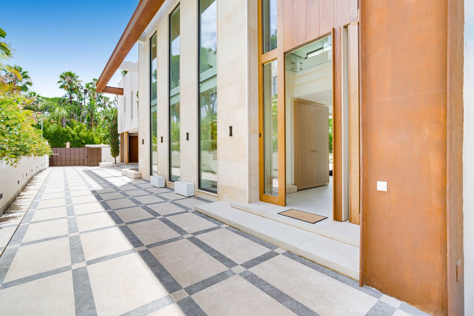 5 bedroom Villa for sale in Marbella with pool garage - € 7,300,000 (Ref: 9912237)