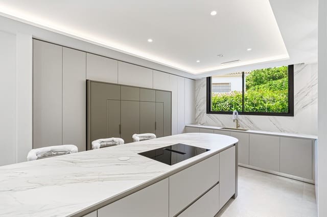 5 slaapkamer Villa te koop in Marbella met zwembad garage - € 7.300.000 (Ref: 9912237)